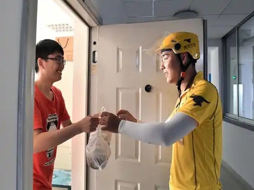 員工攜帶食物進(jìn)車間.jpg