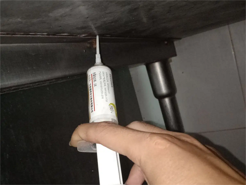 洗手臺下面點殺蟑膠餌