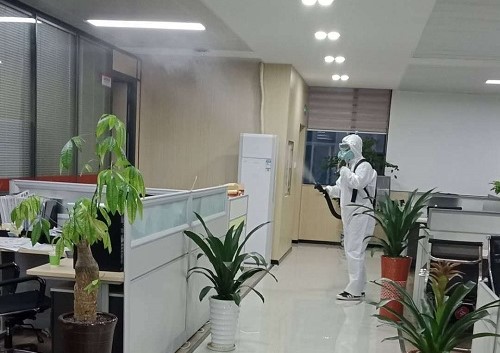 杀虫公司人员对室内进行超低容量喷雾