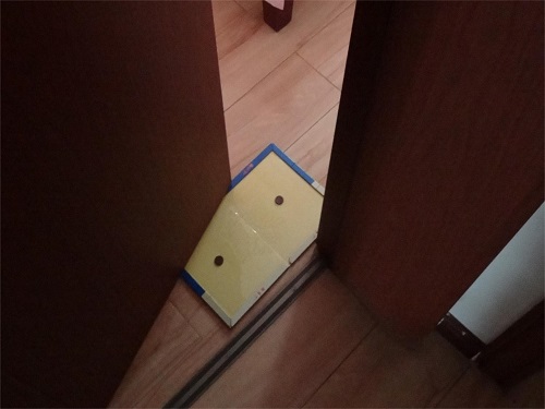 门缝中间放了一张粘鼠板