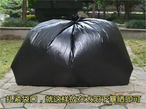 老鼠笼放在黑色的袋子里放在太阳底下的黑色袋子