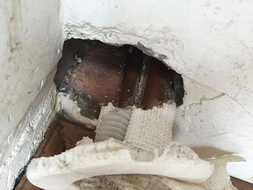 家里的空调管道被老鼠咬破