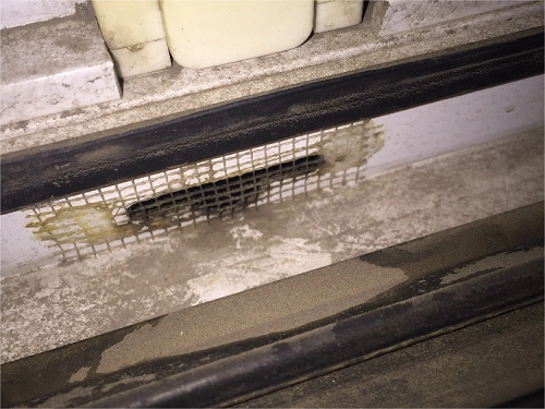 房屋底层通道孔洞安装防鼠网